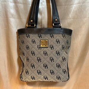 Dooney & Bourke zipper tote gray & blk monogrammed.   H5Ec